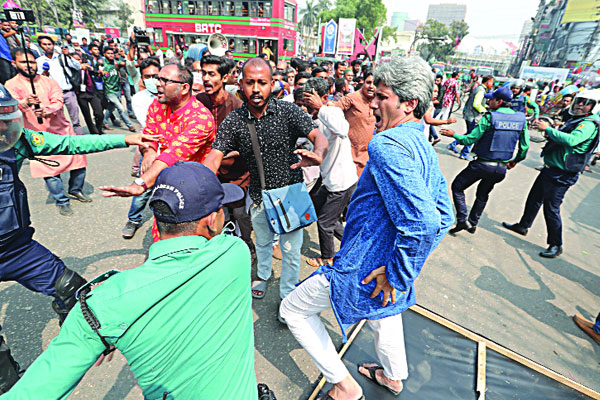 গণতন্ত্র মঞ্চের মিছিলে পুলিশের লাঠিচার্জ সাকিসহ আহত ৪০