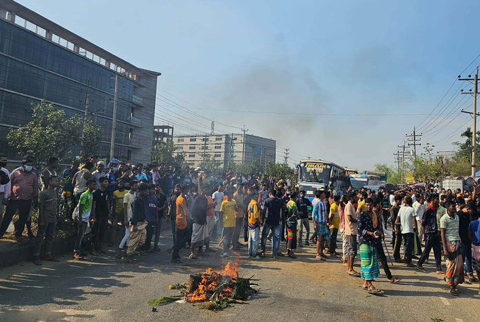 বেতন বাড়ানোর দাবিতে মহাসড়ক অবরোধ করে শ্রমিকদের বিক্ষোভ