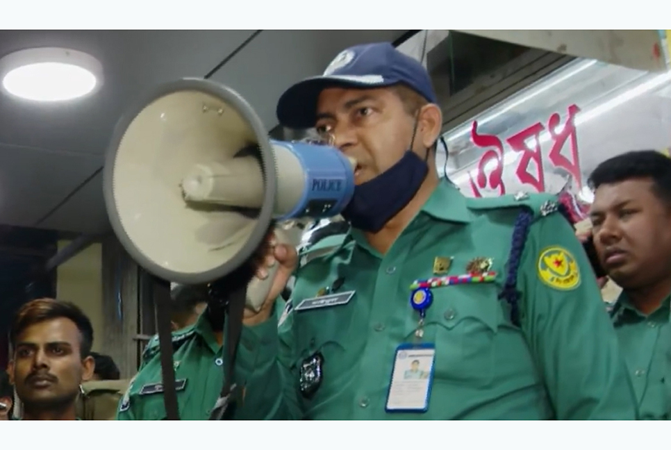 রাজধানীর বিভিন্ন রেস্টুরেন্টে পুলিশের অভিযান, আটক ১৯

