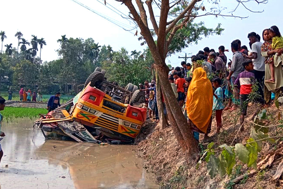 দিনাজপুরে পিকনিকের বাস খাদে, শিশুসহ আহত ৫৫