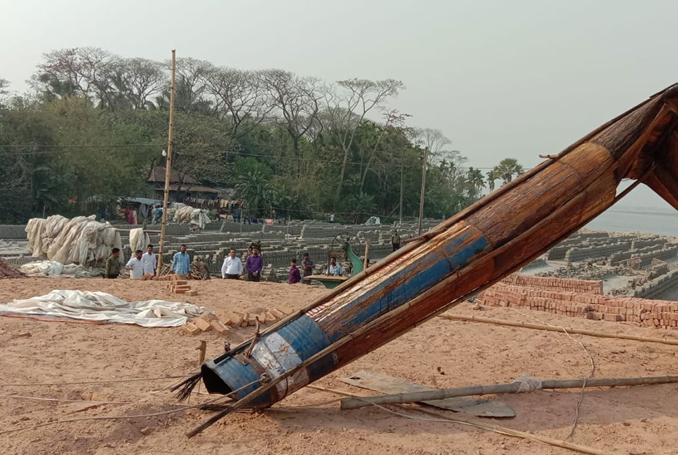 হিজলায় ইটভাটায় ভ্রাম্যমাণ আদালতের অভিযান