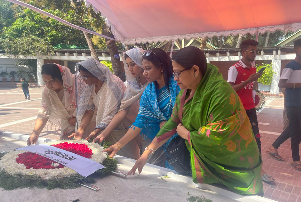 বঙ্গবন্ধুর সমাধিতে ৫ প্রতিমন্ত্রী ও সংরক্ষিত এমপিদের শ্রদ্ধা