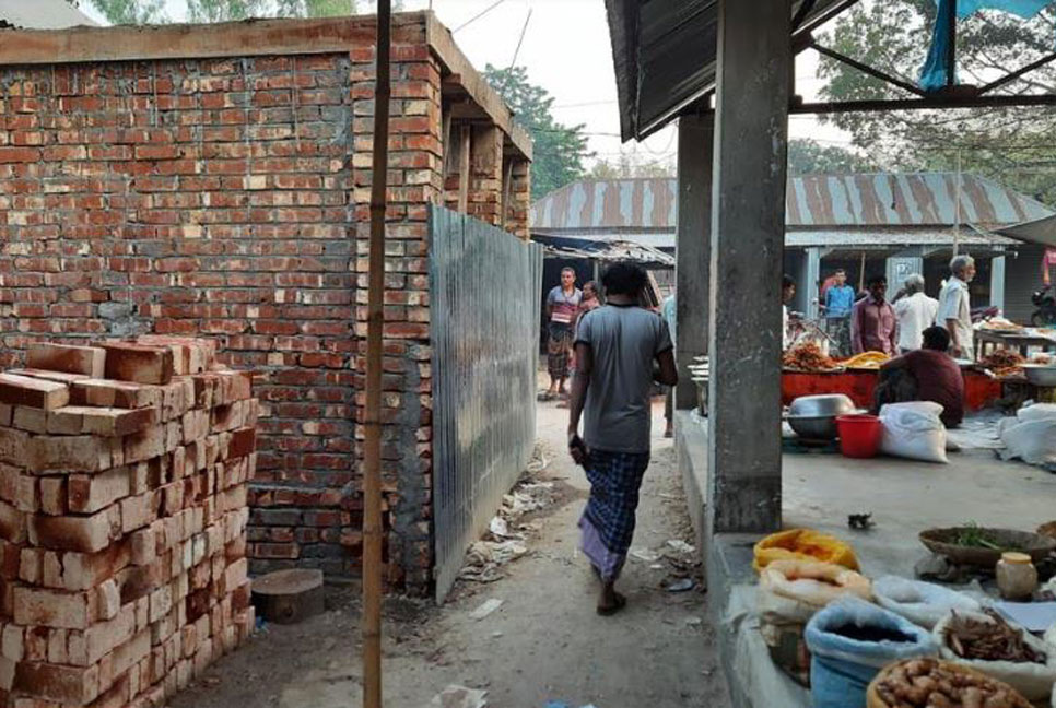 বগুড়ায় সরকারি জায়গা দখল করে দোকানঘর নির্মাণ