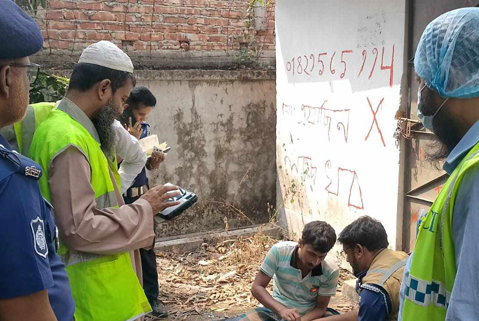 মুখে স্কচটেপ পেঁচানো লাশটি মেলান্দহ পৌর কাউন্সিলর মমিনের

