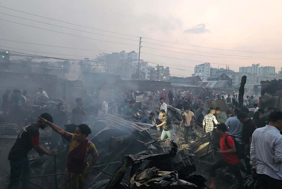 আগুনে পুড়ল বস্তির অর্ধশতাধিক টিনের ঘর

