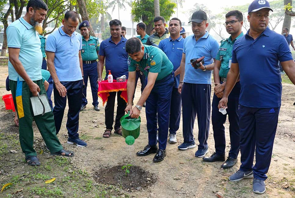 আরএমপি পুলিশ লাইন্স ১ হাজার পেঁপে গাছের চারা রোপণ করলেন কমিশনার

