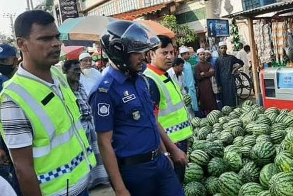 ফুলপুরে মহাসড়কে দোকান, যানজটমুক্ত রাখতে পুলিশের অভিযান