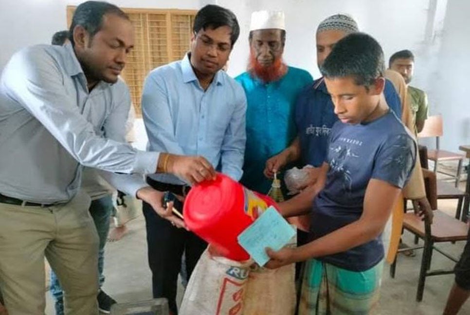 ফুলপুরে প্রশাসনের কড়া নজরদারিতে টিসিবির পণ্য বিক্রি 