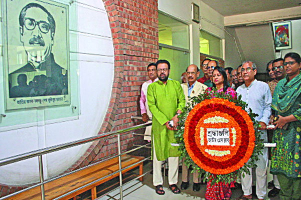 স্বাধীনতা দিবসে বঙ্গবন্ধুর প্রতিকৃতিতে সাংবাদিকদের শ্রদ্ধা