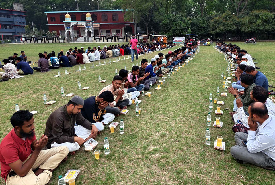 রক্তাদাতাদের সম্মানে দোয়া ও ইফতার মাহফিলের আয়োজন