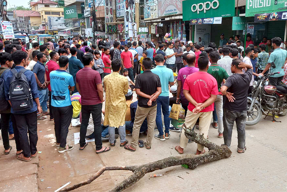 শহরে চুরির ঘটনায় প্রধান সড়ক অবরোধ করে বিক্ষোভ