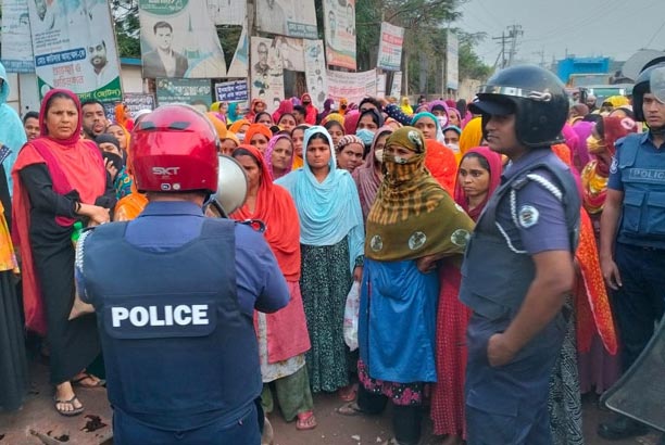 গাজীপুরে বকেয়া বেতনের দাবিতে শ্রমিকদের বিক্ষোভ 