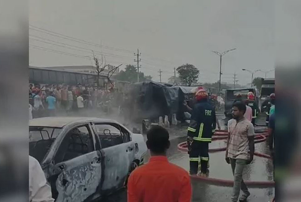 সাভারে তেলের লরি উল্টে পাঁচ গাড়িতে আগুন, নিহত ২