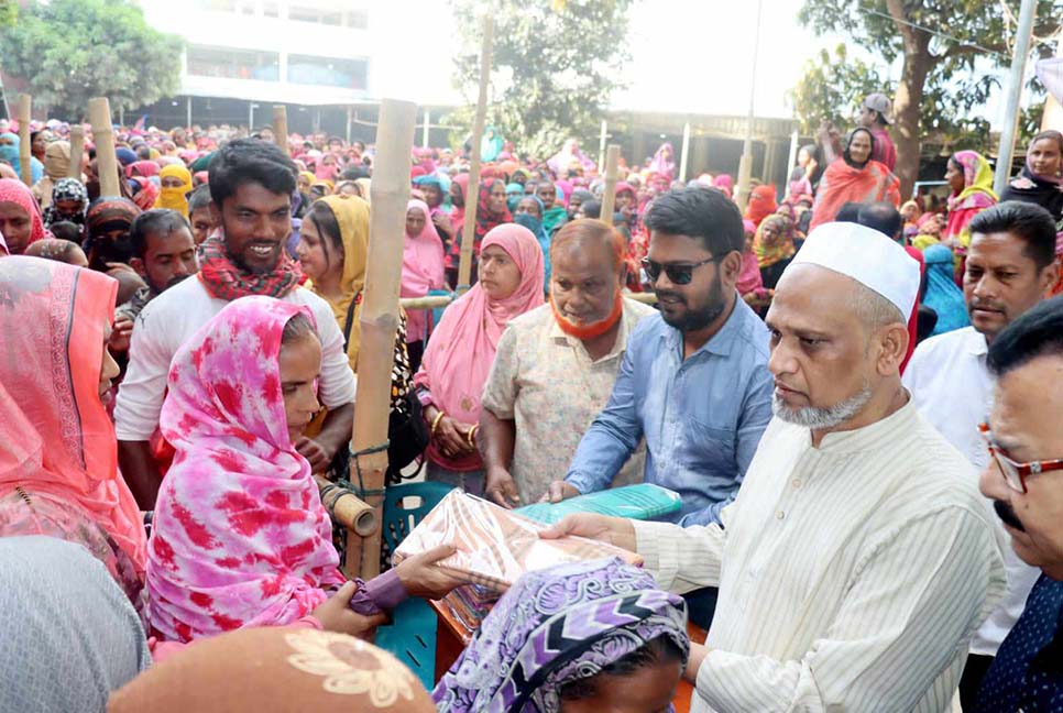 বাগমারায় ৭ হাজার নারীর হাতে ঈদের উপহার তুলে দিলেন সাবেক এমপি এনামুল 

