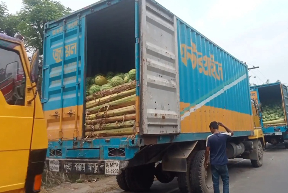 ইলিশা ফেরিঘাটে মিলছে না সিরিয়াল, বিপাকে তরমুজ ব্যবসায়ীরা