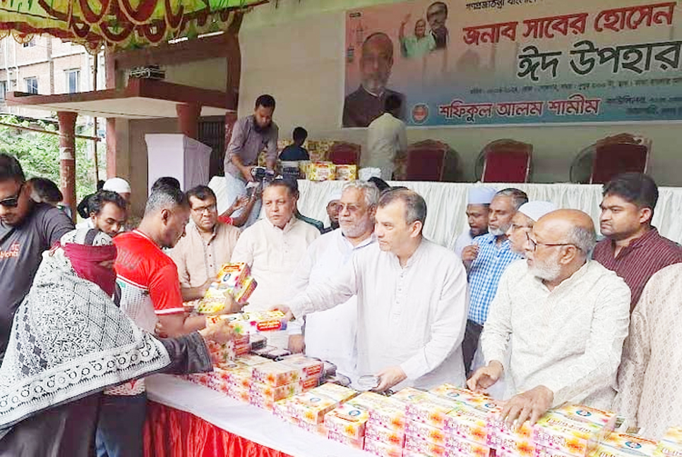 ‘ঈদ উপলক্ষে সরকার সুবিধাবঞ্চিতদের পোশাক ও খাদ্যসামগ্রী দিয়েছে’

