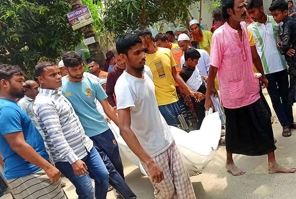 ছেলেকে বাঁচাতে গিয়ে পদ্মায় ভেসে যাওয়া বাবার লাশ উদ্ধার