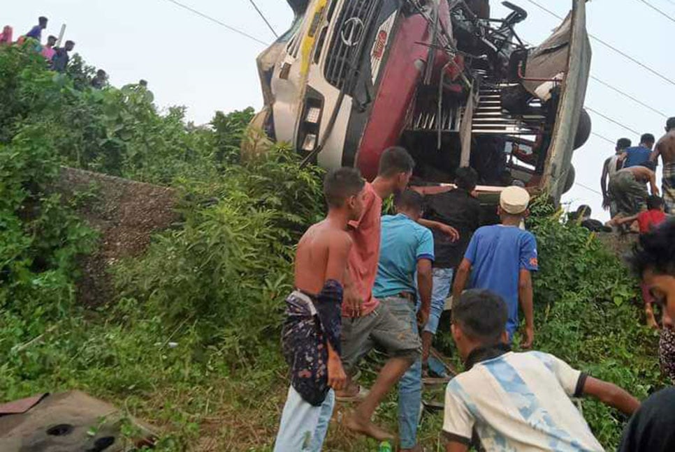 বিজয়নগরে দুই বাসের সংঘর্ষে আহত ৩০