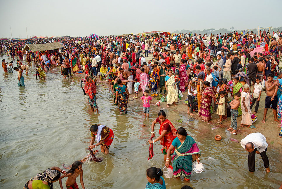 ব্রহ্মপুত্র নদে পুণ্যার্থীদের ভিড়