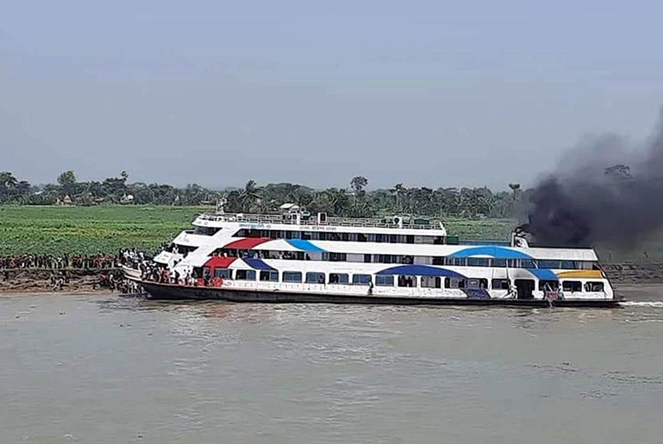 চাঁদপুরের মেঘনায় যাত্রীবাহী লঞ্চে আগুন, আহত ৮