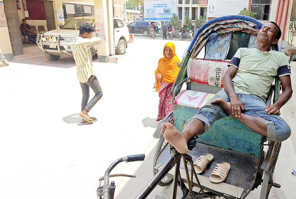 দিনাজপুরে গরমে জনজীবন বিপর্যস্ত