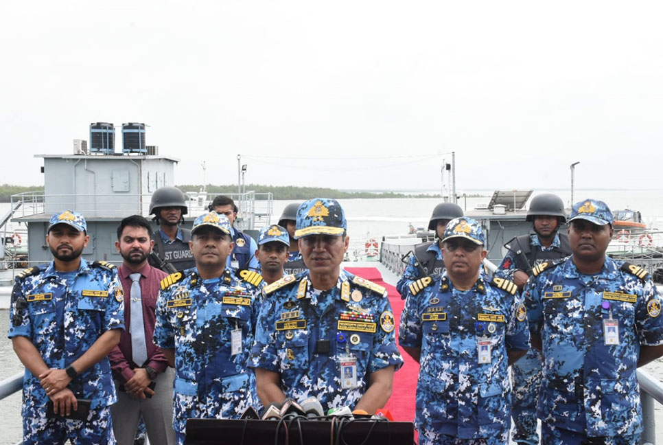 নাফ নদীর জলসীমায় কোনো ধরনের হুমকি নেই: কোস্টগার্ড মহাপরিচালক