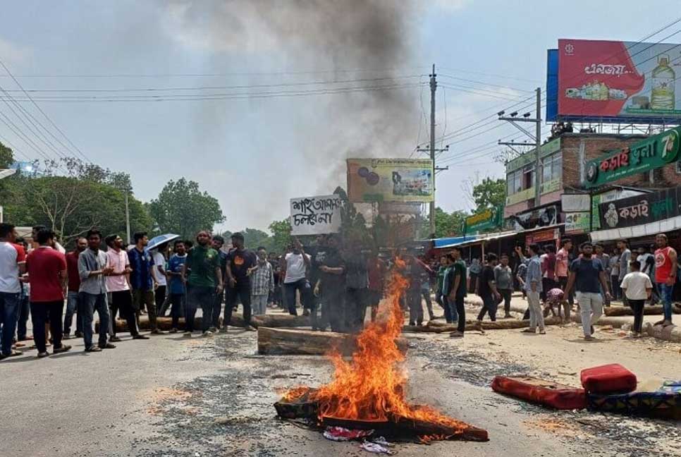 নিরাপদ সড়কের দাবিতে মহাসড়ক অবরোধ চুয়েট শিক্ষার্থীদের