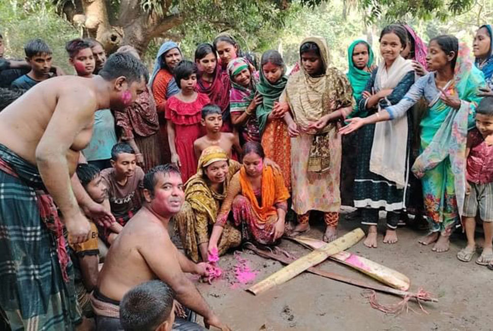 রাজশাহীতে ব্যাঙের বিয়ে দিয়ে বৃষ্টির জন্য আর্তনাদ 