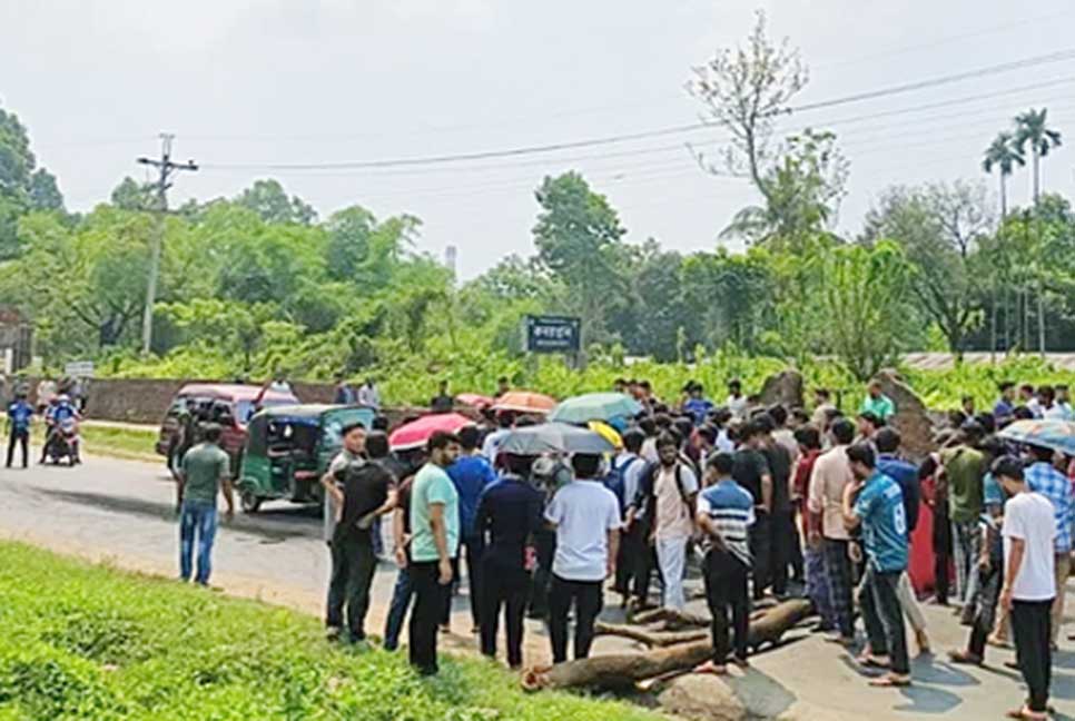 চুয়েটের দুই শিক্ষার্থীর মৃত্যুর ঘটনায় ফের সড়ক অবরোধ