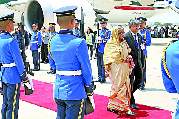 থাইল্যান্ডে প্রধানমন্ত্রীকে লাল গালিচা সংবর্ধনা