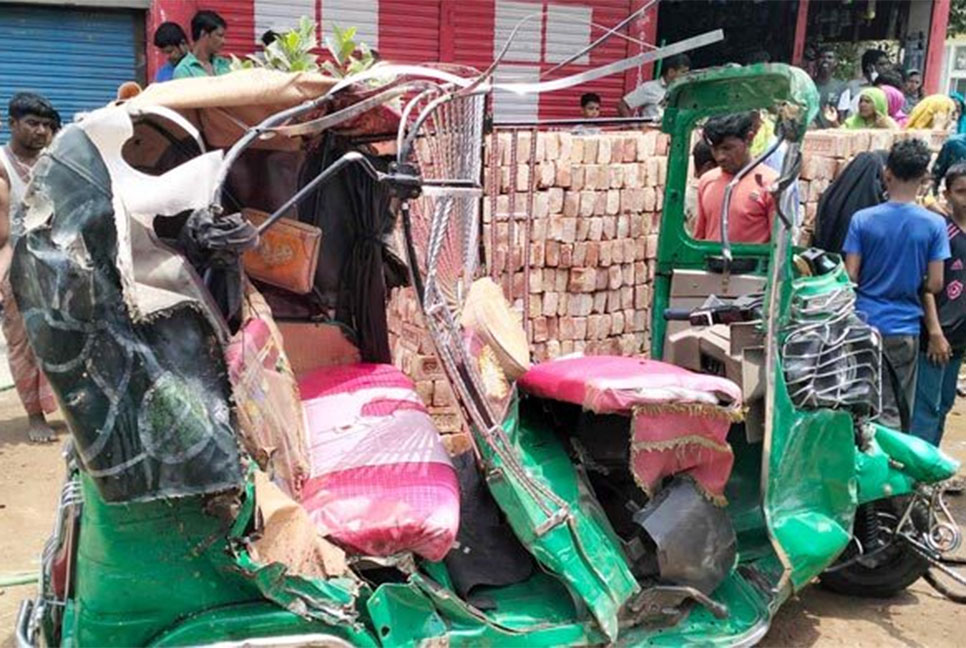 ময়মনসিংহে বাসের ধাক্কায় দুমড়ে-মুচড়ে গেল সিএনজি, নিহত ২ 