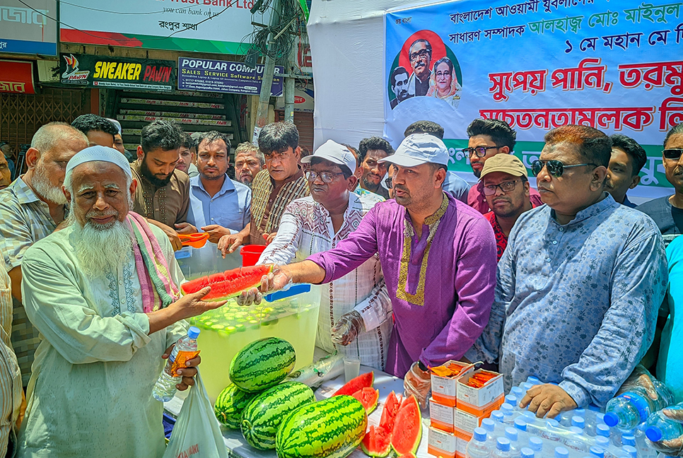 তরমুজ-স্যালাইন-শরবত নিয়ে শ্রমিকদের পাশে রংপুর জেলা যুবলীগ

