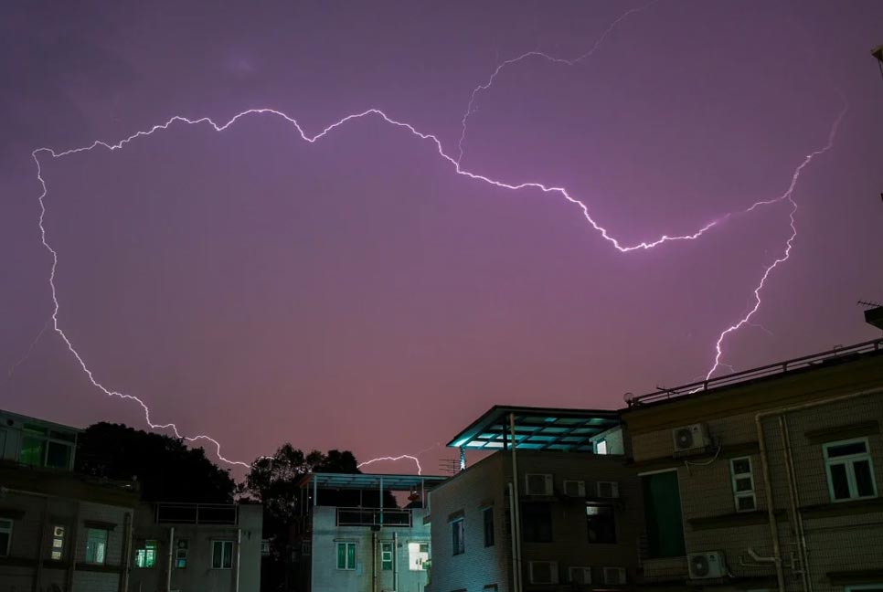 হংকংয়ে এক রাতে ১০ হাজার বজ্রপাত