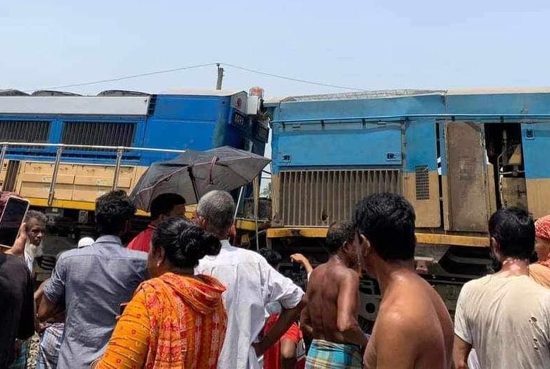 গাজীপুরে মালবাহী ট্রেনে যাত্রীবাহী ট্রেনের ধাক্কা : ৫ বগি লাইনচ্যুত