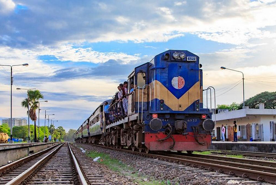 ৩১ ঘণ্টা পর ঢাকার সঙ্গে সারা দেশের রেল যোগাযোগ স্বাভাবিক

