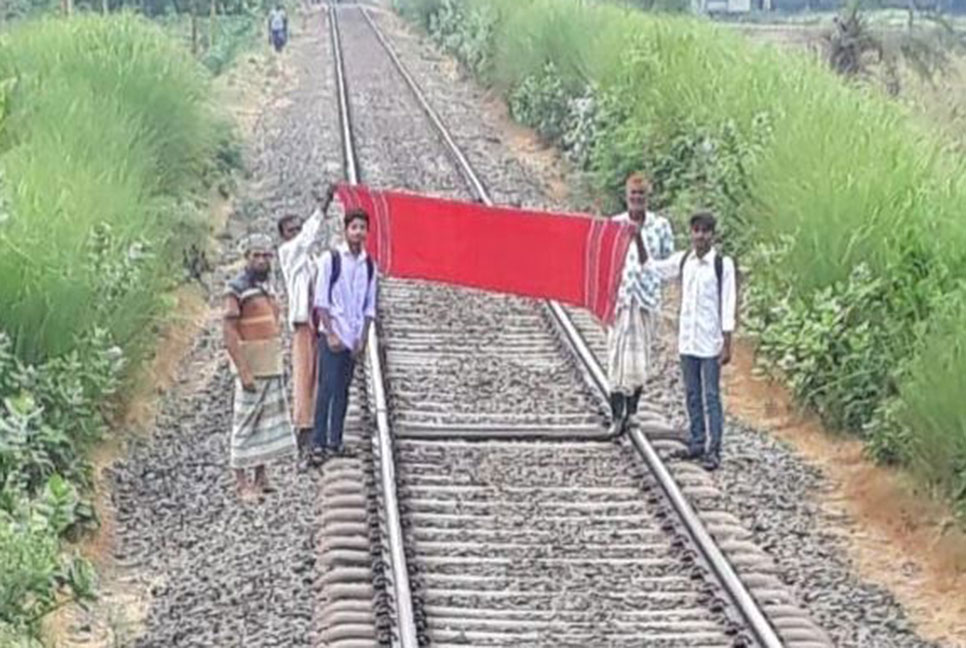 চালকের সর্তকতায় দুর্ঘটনা থেকে রক্ষা পেল ট্রেন