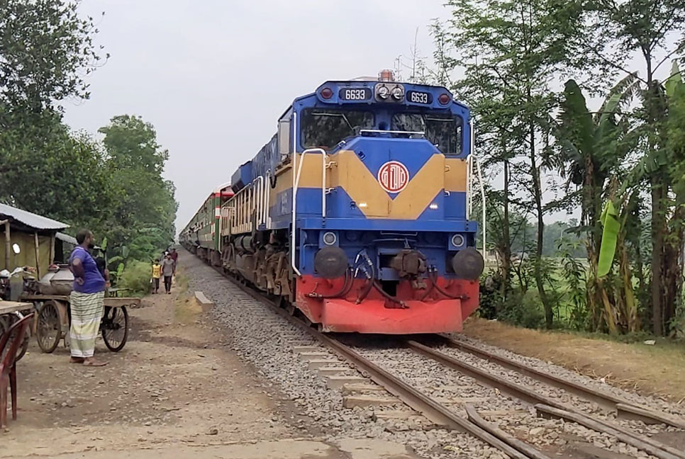 ৫ ঘণ্টা পর বুড়িমারি এক্সপ্রেসের লাইনচ্যুত বগি উদ্ধার