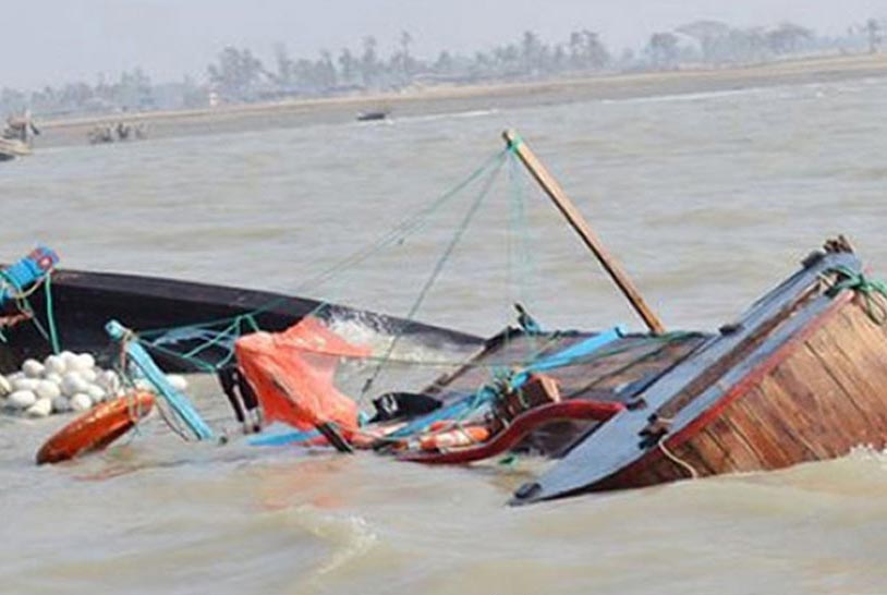 মেঘনায় বার্জের ধাক্কায় ট্রলারডুবি, জেলের মৃত্যু