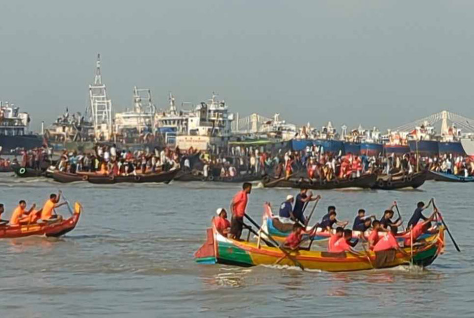 চট্টগ্রামে বর্ণিল সাম্পান খেলা