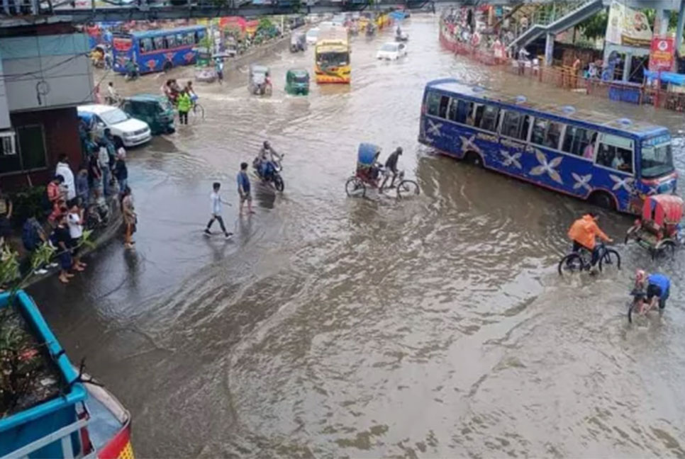 রাজধানীতে মৌসুমের সর্বোচ্চ বৃষ্টিপাত, জলাবদ্ধতায় ভোগান্তি চরমে