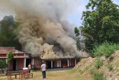 লালমনিরহাটে স্কুল চলাকালীন শ্রেণিকক্ষে আগুন