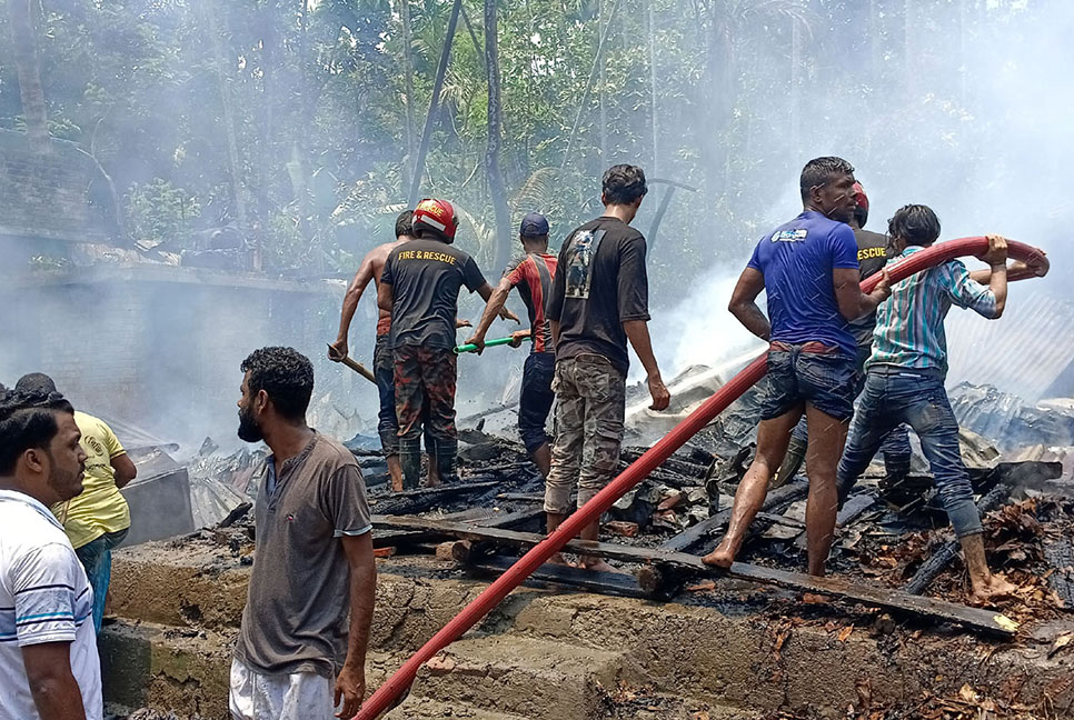 পিরোজপুরে আগুনে পুড়ে ছাই ৩ বসতবাড়ি