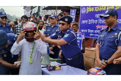 ঠাকুরগাঁওয়ে মোটরসাইকেল চালকদের বিনামূল্যে হেলমেট বিতরণ