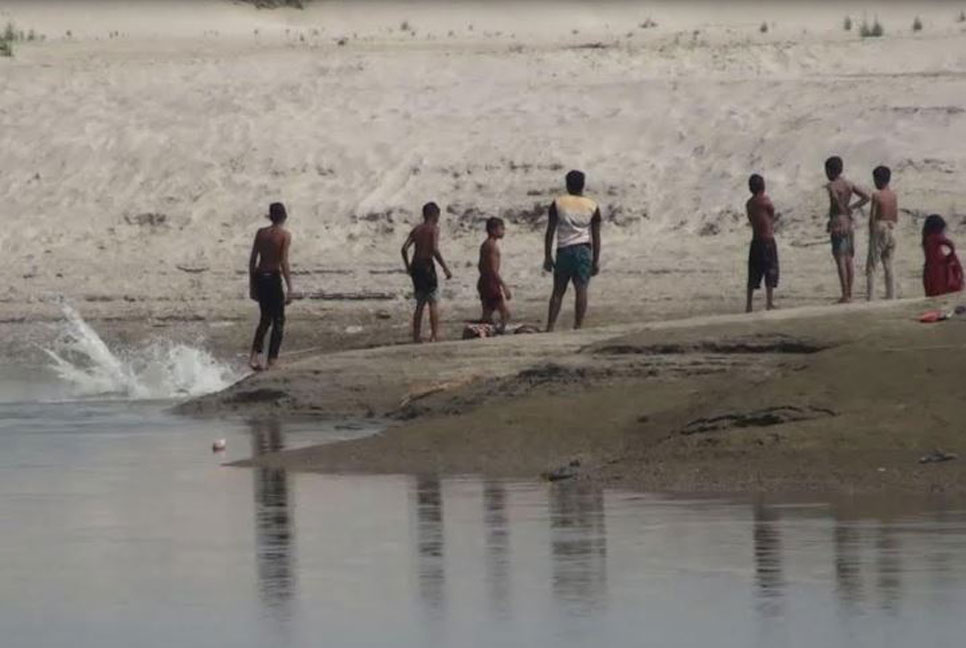 পদ্মায় পানি শুকিয়ে ধু-ধু বালুচর, মহানন্দার বুকে চলছে চাষাবাদ