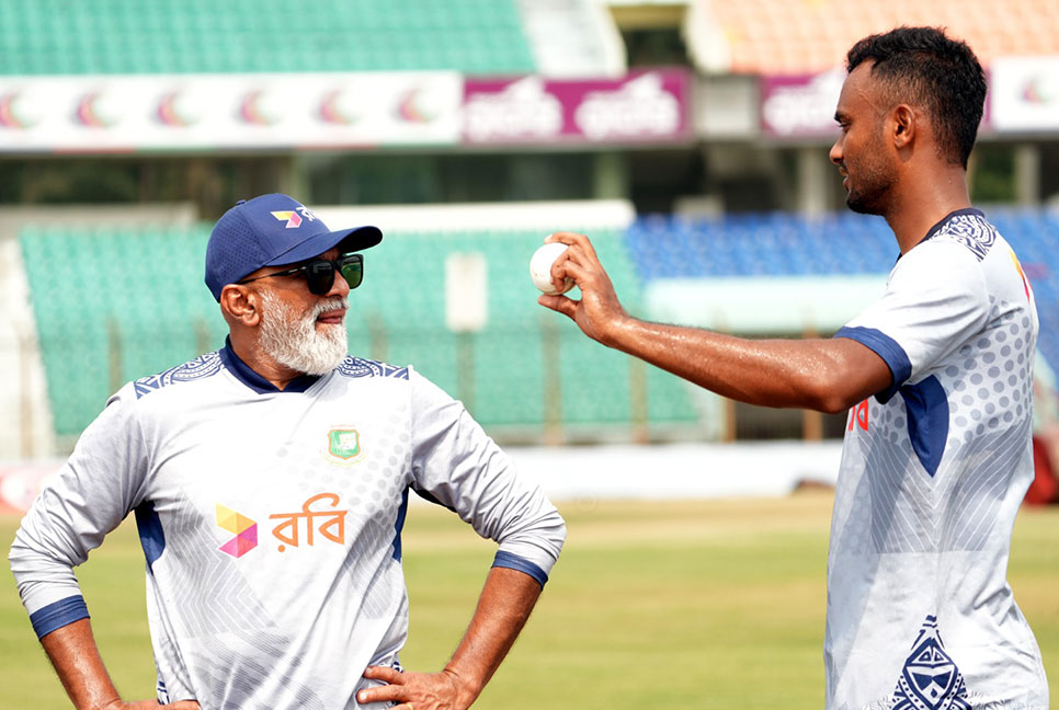 টি-২০ বিশ্বকাপ: দেশ ছাড়ার আগে যা বলে গেলেন হাথুরুসিংহে