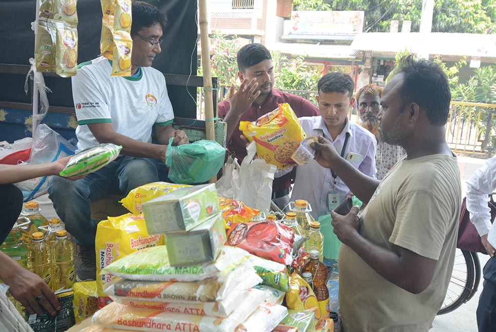 রাজশাহীতে সাশ্রয়ী মূল্যে বসুন্ধরার পণ্য কিনতে মানুষের ভিড়