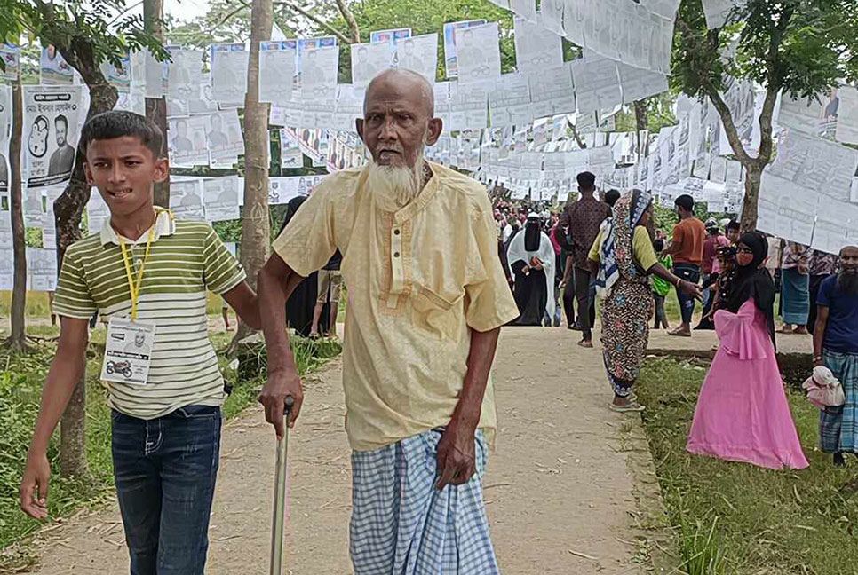 নাতির সঙ্গে এসে ভোট দিলেন ৯৬ বছরের বৃদ্ধ