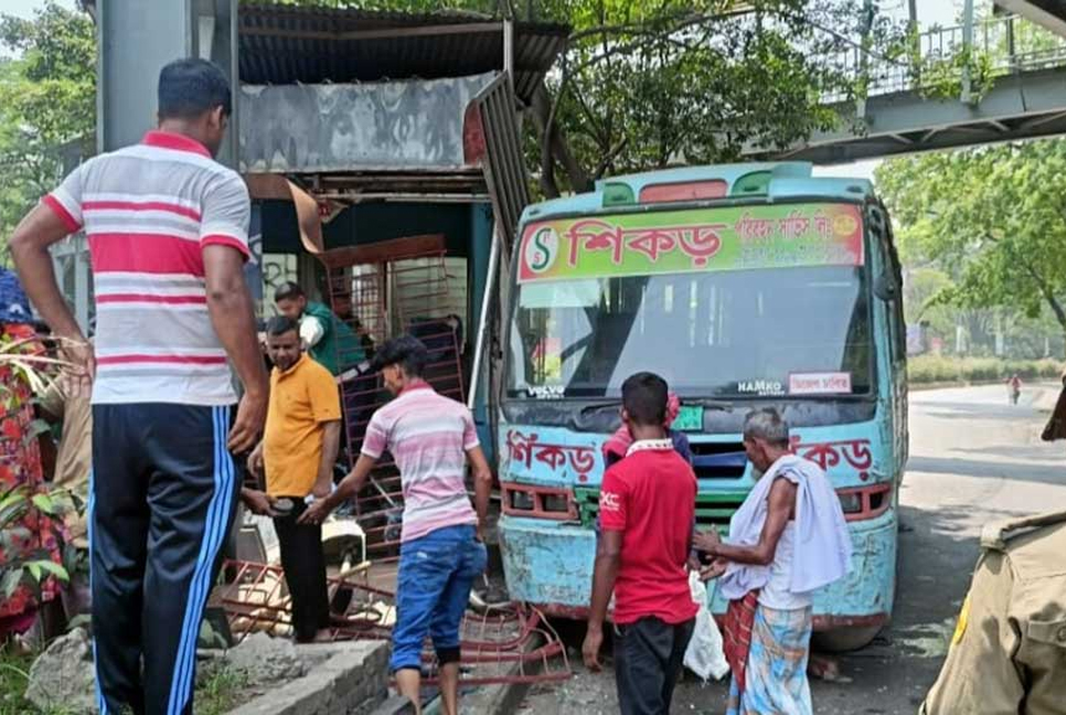 মৎস্য ভবন এলাকায় পুলিশ বক্সে বাসের ধাক্কা, এসআই আহত

