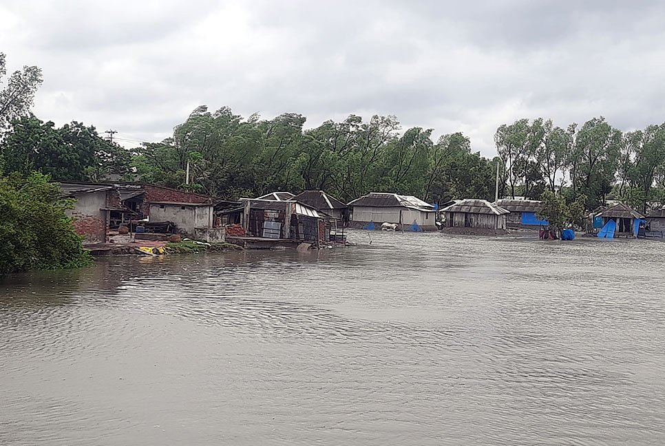 ঘূর্ণিঝড় রেমালের প্রভাবে সাতক্ষীরার কলবাড়ি গ্রাম প্লাবিত