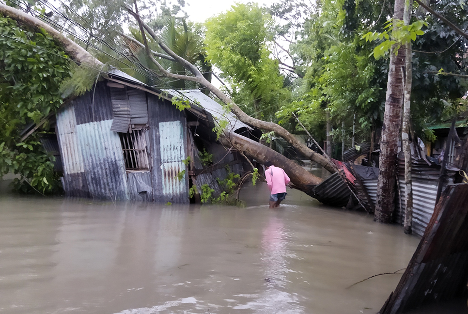 ঘূর্ণিঝড় রেমালের আঘাতে তছনছ মোরেলগঞ্জ